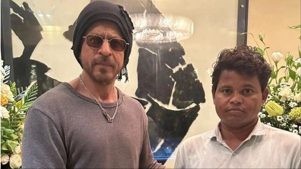 95 दिनों से Shah Rukh Khan के घर के बाहर डेरा जमाने वाले फैन को एक्टर ने मन्नत के अंदर बुलाया, दिया इतना सबकुछ