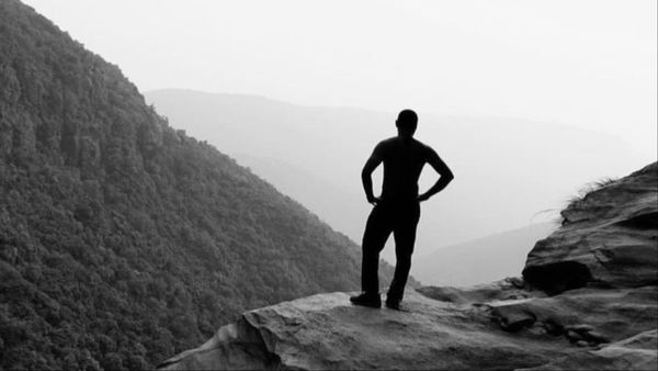 इस सुपरस्टार का बेटा ग्लैमर की दुनिया को छोड़ जोतता है खेत, करता है सुअरों की देखभाल!