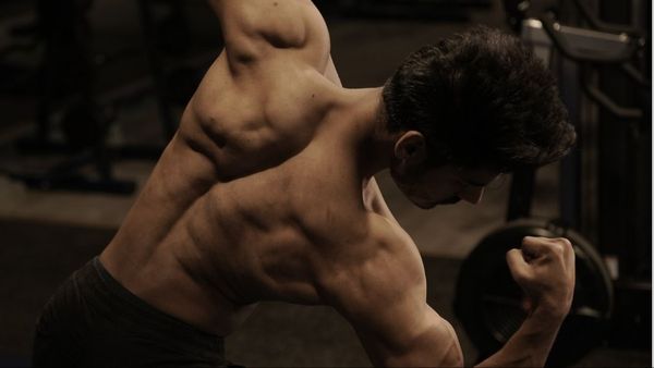 उधर Bigg Boss के घर में धमाल मचा रहा ये कंटेस्टेंट, वहीं दूसरी तरफ गर्लफ्रेंड ने दिया धोखा और कर लिया ब्रेकअप