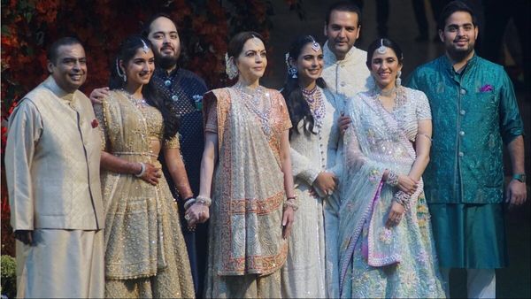 ये हैं Ambani Family के खासमखास पंडित जी, इनके बिना Nita Ambani नहीं लेतीं फैसला! एक घंटे की लेते हैं इतनी फीस