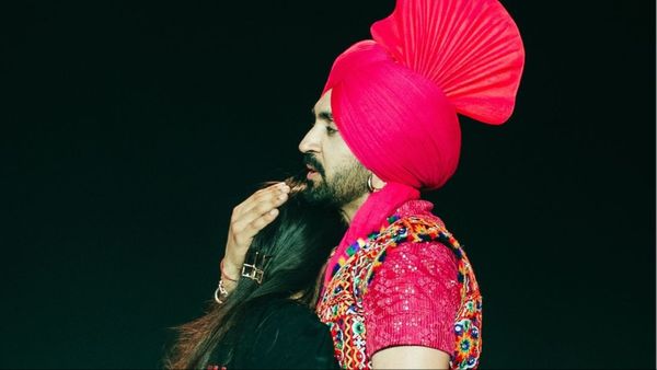 Diljit Dosanjh के साथ स्टेज पर हुआ हादसा, गाना गाते-गाते मंच पर सिंगर की हुई ऐसी हालत कि फैंस हुए परेशान