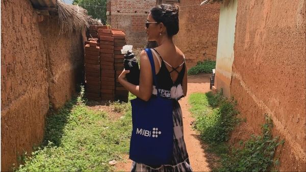 इस हसीना ने पहने थे छोटे कपड़े और जाकर समंदर किनारे गई लेट, पास आकर खड़े हो गए 70 मर्द और फिर...