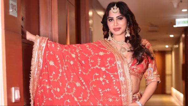 Arshi Khan अपने बर्थडे पर बदलेंगी धर्म? नीम करोली बाबा की बन गई हैं भक्त, खास दर्शन करने के लिए पहुंचीं
