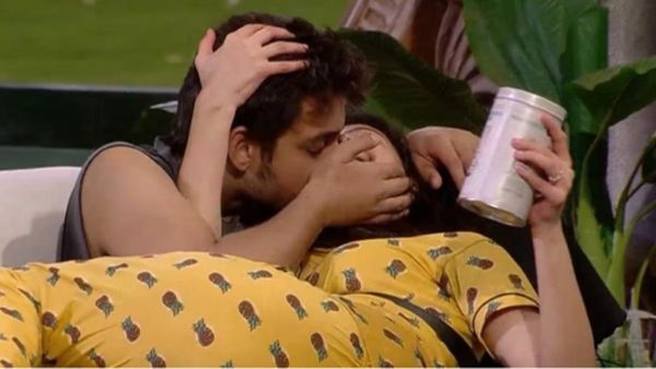 Bigg Boss के घर को इस कपल ने बना डाला OYO, कभी किया किस तो कभी तकिए के नीचे...