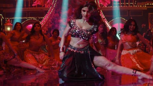 Pushpa 2- ‘किसिक’ गाने में श्रीलीला ने अपने जबरदस्त डांस मूव्स से बढ़ा दिया है ग्लैमर का लेवल!