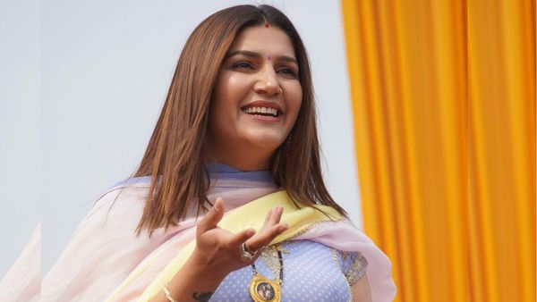 सपना चौधरी के बेटे की दिखी पहली झलक, लोगों की नजरों से यूं बचाती आईं नजर, VIDEO VIRAL