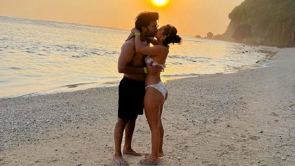 कपूर खानदान की होने वाली बहू ने बिकिनी में करीना के भाई संग की लिप लॉक, कुछ दिनों पहले ही हुआ था ब्रेक अप