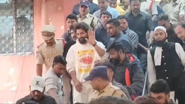 बेल मिलने के बाद ऐसे अंदाज में नजर आए Allu Arjun, कोर्ट से बाहर निकलते ही सबसे पहले इस शख्स को लगाया गले