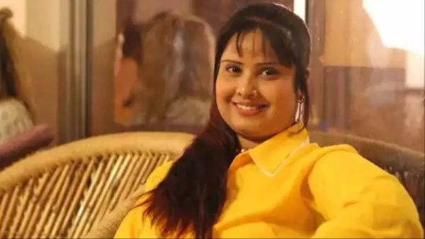 Bhojpuri Singer गा रही थीं Mahatma Gandhi का पसंदीदा भजन, BJP नेताओं ने मचाया हंगामा, स्टेज से उतारा