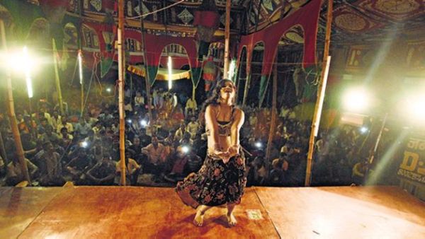 Video: स्टेज शो के बीच शख्स ने दिए पैसे तो एक एक कर कपड़े उतारने लगी महिला, मचा हंगामा