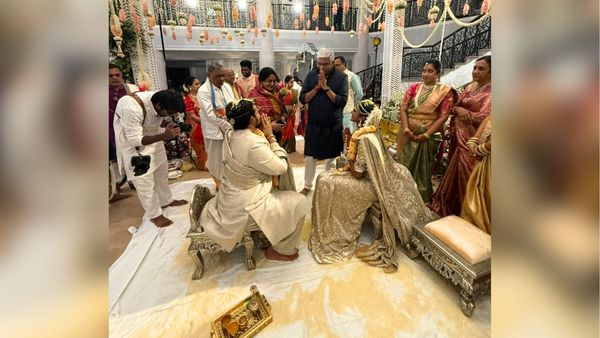 बैडमिंटन प्लेयर PV Sindhu की शादी की पहली तस्वीर आई सामने, फैन्स ने दीं कपल को बधाइयां