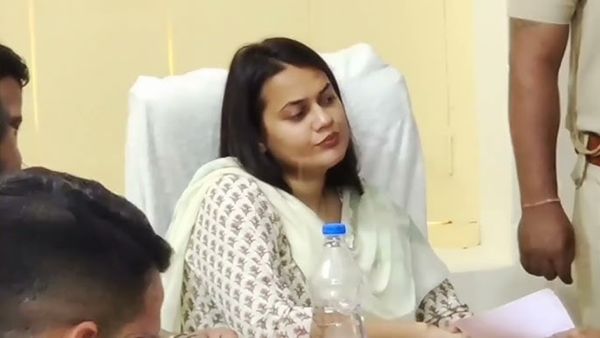 IAS टीना डाबी ने ऑन ड्यूटी सड़क पर बैठकर किया ऐसा काम, वीडियो वायरल होते ही लोग दे रहे सलामी