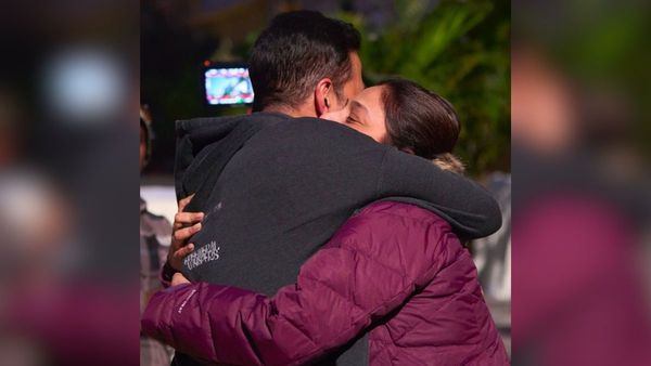 अक्षय कुमार ने 'भूत बंगला' के सेट पर Tabu का किया गले लगाकर स्वागत, 25 साल बाद एक साथ आएंगे नजर