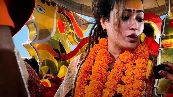 VIRAL VIDEO: महाकुंभ में इतनी खूबसूरत साध्वी देख अटक गईं लोगों की नजरें, बोले- आप इतनी सुंदर हो तो...