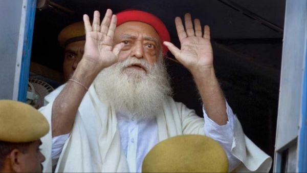 रेप केस में Asaram को 12 साल बाद मिली जमानत, सपोर्टर्स ने फूल-माला से किया स्वागत