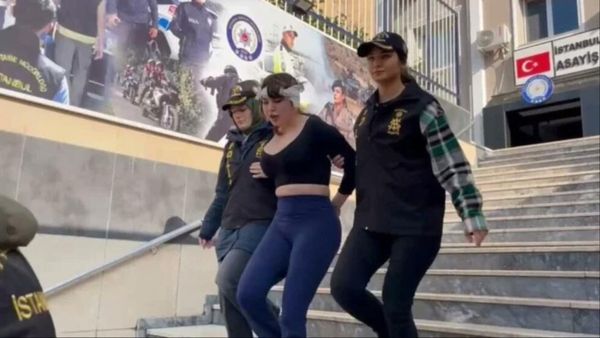 OnlyFans की मॉडल ने 24 घंटे में 100 मर्दों संग सोने का किया ऐलान, पुलिस ने भी दिखाई तेजी और ले गई जेल