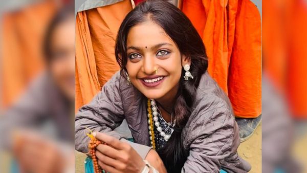 महाकुंभ में माला बेचने वाली को देख दीवाने हुए लोग, सेल्फी लेने वालों की लग गई लंबी लाइन