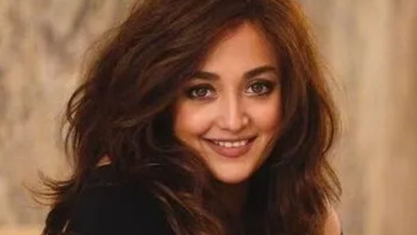 मोनाली ठाकुर की लाइव कॉन्सर्ट में बिगड़ी तबीयत, आनन फानन में अस्पताल में भर्ती