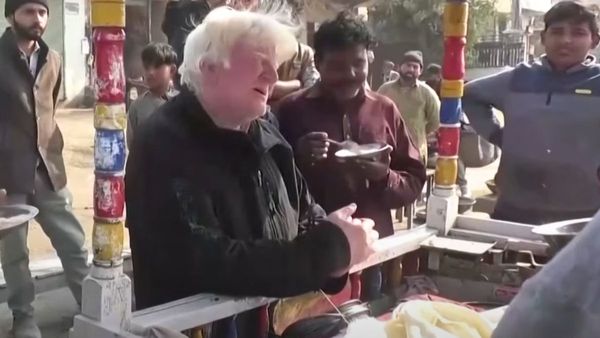 VIRAL VIDEO: पाकिस्तान में खीर बेचते दिखे डोनाल्ड ट्रंप के हमशक्ल, ठेला चलाकर गा रहे पंजाबी गाने