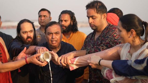 महाकुंभ पहुंचा अंबानी परिवार, मुकेश अंबानी, आकाश, राधिका, अनंत समेत इन सदस्यों ने लगाई गंगा में डुबकी