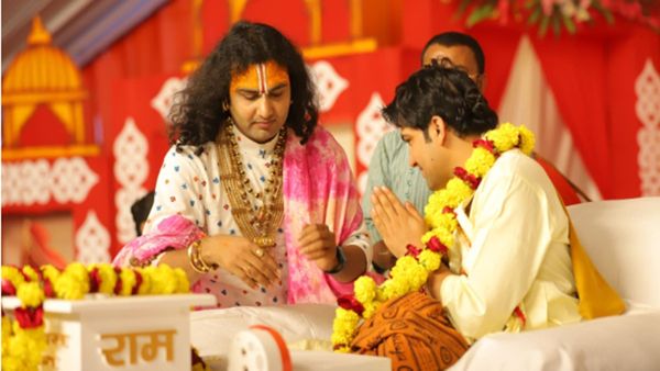 अनिरुद्धाचार्य के सामने बागेश्वर ने किया सगाई और वरमाला का ऐलान, Video ने इंटरनेट पर काटा बवाल