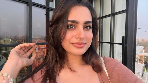 सेल्फी क्लिक करते हुए आएशा खान के करीब आने लगा फैन, दो बार हुई पीछे लेकिन..