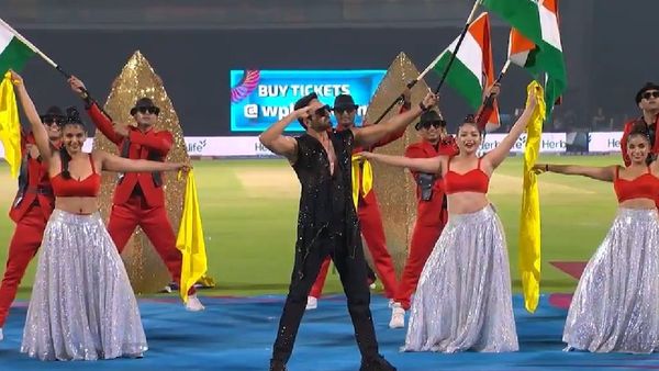 विमेंस प्रीमियर लीग - ‘माँ तुझे सलाम’ गाकर अयुष्मान खुराना ने स्टेडियम में भर दिया जोश