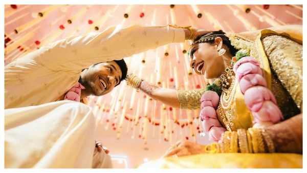 चोरी-छिपे दुल्हन बनी टॉप एक्ट्रेस ने करोड़पति बिजनेसमैन संग लिए फेरे, कमल के फूलों में लदी लगीं लक्ष्मी का रूप