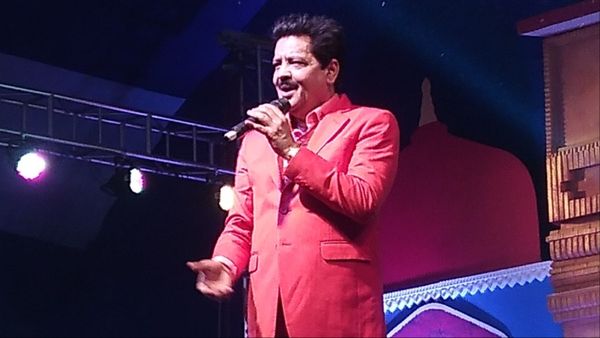Udit Narayan की किस कॉन्ट्रोवर्सी के बीच, सिंगर के खिलाफ एक्स वाइफ Ranjana Jha ने ठोका केस