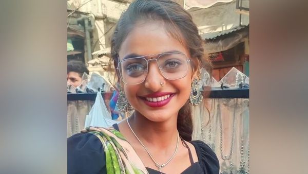 महाकुंभ मोनालिसा ने मशहूर होते ही शुरु की पढ़ाई, 'क ख ग घ' सीखते हुए पकड़ा माथा, वीडियो वायरल!