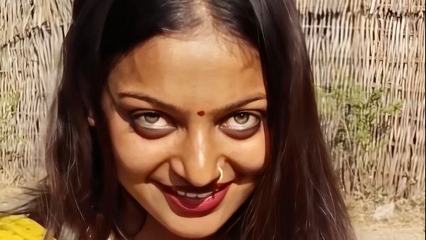 कुंभ वायरल गर्ल मोनालिसा ने शुरू की फिल्म की शूटिंग? सेट से सामने आया ये Video?