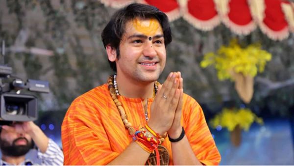 धीरेंद्र शास्त्री से शख्स ने किया शादी को लेकर सवाल, बागेश्वर सरकार बोले- नंगे आइयो... देखें पूरा वीडियो