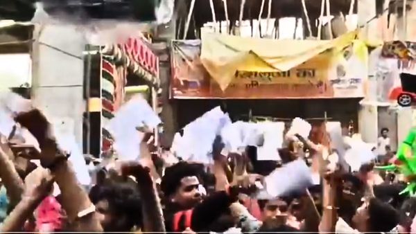 बिहार में परीक्षा खत्म होते ही छात्रों ने किया भोजपुरी गाने पर डांस, एडमिट कार्ड पकड़ काटा बवाल, देखें VIDEO