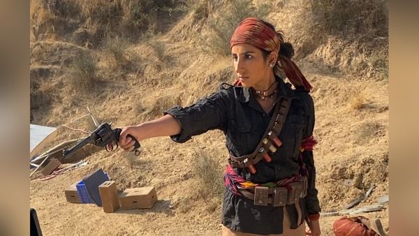 परुल गुलाटी का डकैत लुक वायरल, फिल्म 'दोनाली' में दिव्येंदु शर्मा के साथ करेंगी धमाका!