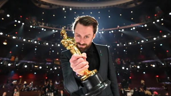 Oscars जीतने के बाद स्टेज पर ही चौथे बच्चे की डिमांड करने लगा ये एक्टर, पत्नी सभी के सामने हुई शर्मसार!