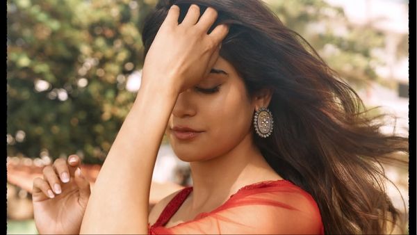 Aashram की इस एक्ट्रेस ने मुंबई लोकल ट्रेन की भयानक घटना का किया जिक्र, कहा- 'उसने मेरे प्राइवेट पार्ट पकड़े'