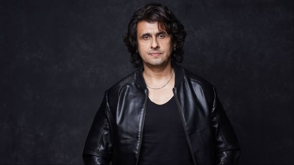 Sonu Nigam के कॉन्सर्ट में फेंके गए पत्थर और प्लास्टिक की बोतलें, बीच में ही रोकना पड़ा परफॉर्मेंस