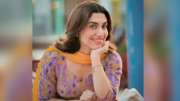 डेलबार आर्या ने 'जदों दा मोबाइल आज्ञा' में एक ताज़ा, देसी कॉलेज-गर्ल लुक अपनाया