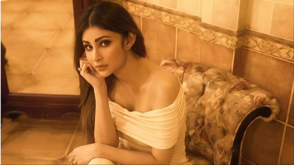 Mouni Roy शादी के तुरंत बाद पराए मर्द के साथ होने लगी कोजी, एक्टर को पकड़कर करने लगीं जोरदार किस