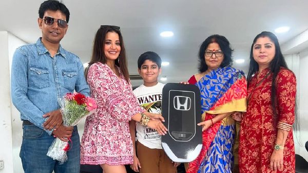 मोनालिसा की लग गई लॉटरी! घरवालो को दिलाई इतने लाख की लग्जरी कार