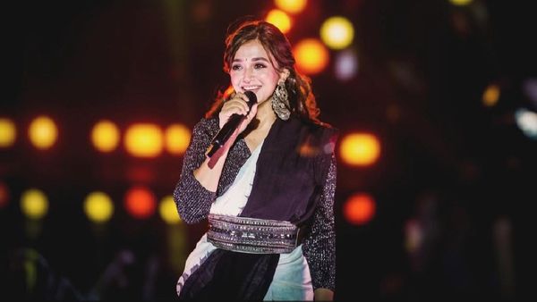 मोनाली ठाकुर ने कानपुर में दिया पावर पैक्ड परफॉर्मेंस, खूबसूरत आवाज संग लुक्स से जीता दिल!