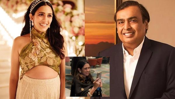 फैन ने श्लोका मेहता को पकड़ाया फोन और बना दिया कैमरामैन, खुद मुकेश अंबानी के साथ देने लगी पोज