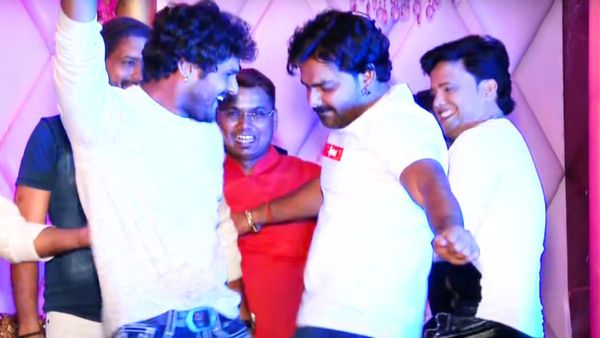 Bhojpuri Video: पवन सिंह और खेसारी लाल ने जोरदार लगाए ठुमके, ऐसा डांस देख लोगों ने की झमाझम नोटों की बारिश