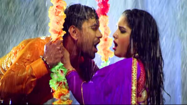 Bhojpuri Video: रात के अंधेरे में हद से ज्यादा रोमांटिक हुए आम्रपाली और निरहुआ, ऐसा वीडियो देख दंग रह गए लोग