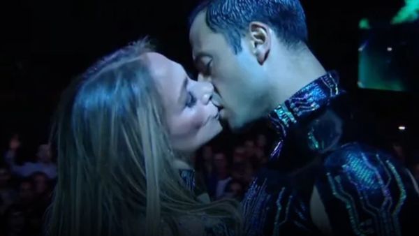 पति को तलाक देते ही 55 साल की सुपरस्टार हुई बेशर्म! खुलेआम गैर मर्दों के साथ करने लगी अैयाशी