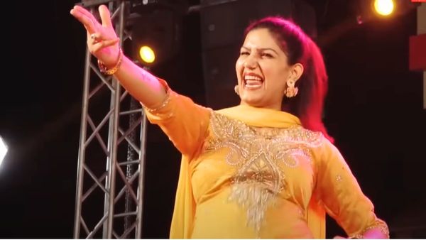 Haryanvi Song: सपना चौधरी ने स्टेज पर जलेबी के जैसे घुमाई कमर, ऐसा फुर्तीला डांस देख बेकाबू हुई भीड़...