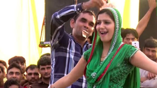 Haryanvi Song: 'हुस्न हरियाणे का' गाने पर सपना चौधरी का डांस देख फिदा हुए लोग, एक ठुमके पर बरसाए हजारों नोट