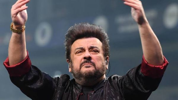 पाकिस्तान की क्रूरता, मां के जनाजे के लिए नहीं दिया अदनान सामी को वीजा, वीडियो कॉल पर ही बहाए आंसू