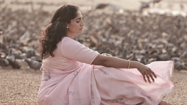 शख्स दिखाने लगा प्राइवेट पार्ट, हसीना ने बना की मर्दों से दूसरी.. 37 की उम्र में भी है कुआंरी