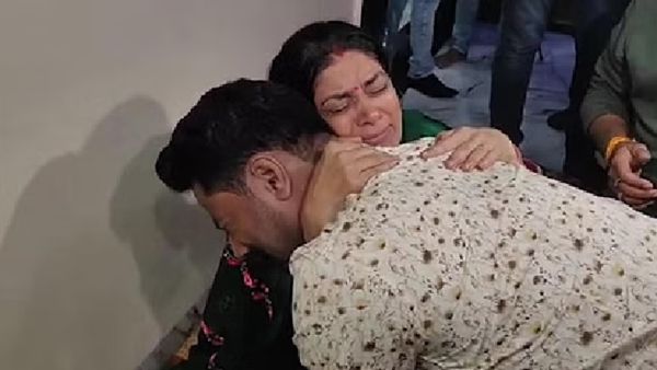राजा के घर पहुंचा सोनम का भाई, मां से लिपट कर खूब रोया, बहन के कुकर्मों की मांगी माफी बोला- फांसी...